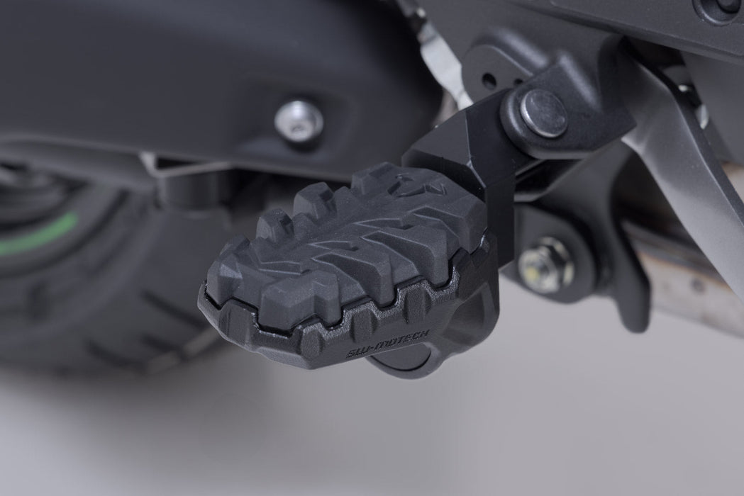 EVO footrest kit - Silver/black. Kawasaki Versys 1100 / SE (24-). SW-Motech