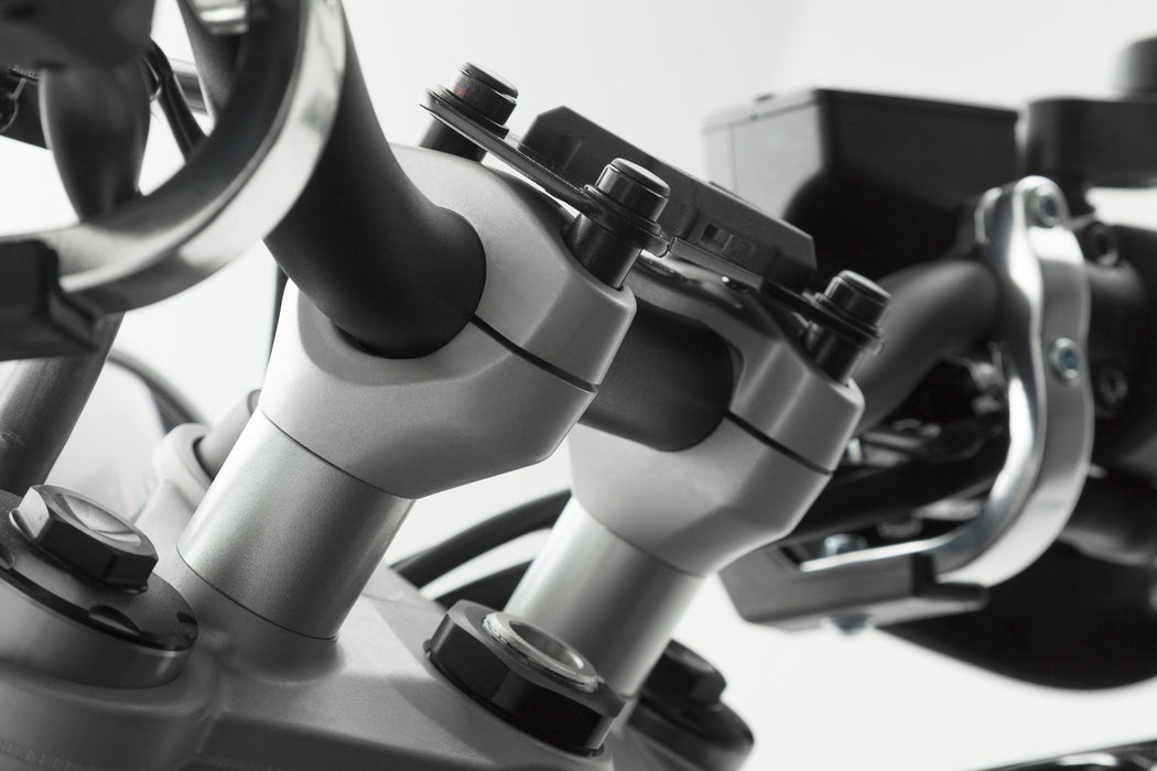 Bar riser - H=20 mm. Silver. Triumph Str. Triple 675 (12-16). SW-Motech