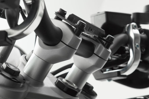 Bar riser - H=20 mm. Silver. Triumph Str. Triple 675 (12-16). SW-Motech